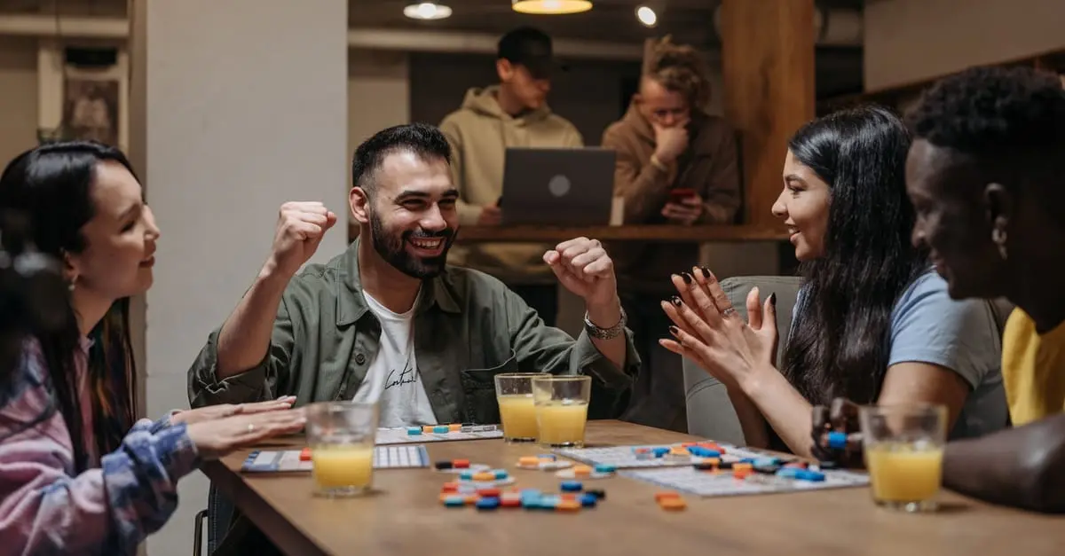 Un grupo jugando a un juego de mesa
